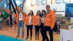 Responsables de la empresa con algunos de sus productos en el expositor con el que participaron en la pasada edición de Figan.