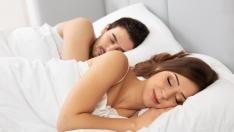 Las mujeres duermen más que los hombres, según los datos de una app para monitorizar el sueño.