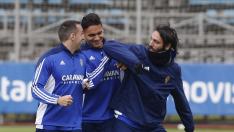 Samaras bromea con Marcelo Silva y José Enrique en el entrenamiento del Real Zaragoza.