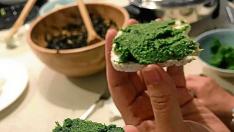 Degustando el paté de perejil preparado en el taller.