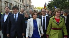 La presidenta del Parlament, Carme Forcadell (c), y la secretaria de la Mesa Anna Simó (d), acompañadas del presidente de la Generalitat, Carles Puigdemont (2i), y el vicepresidente, Oriol Junqueras (i), entre otras autoridades, el pasado día 8 de mayo, c