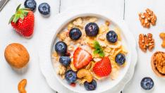 La fruta, la avena y los frutos secos son grandes aliados en una dieta saludable.