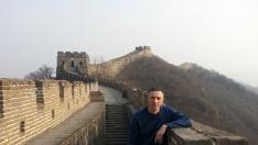Joaquín Ruiz Lorente posa en la Gran Muralla China.