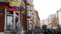 Julian Assange, habla desde el balcón de la embajada de Ecuador
