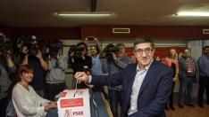 Patxi López votando.
