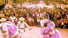 Trajes típicos, sombreros 'vueltiaos' y muestras de folclore en la Zaragoza de los 70.