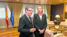 El ministro de Energía,Álvaro Nadal, y la consejera de Economía, Marta Gastón, ayer en Madrid.