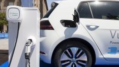 Un coche eléctrico reposta en una electrolinera.