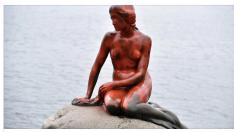 Pintan de rojo la Sirenita de Copenhague en protesta por la caza de ballenas