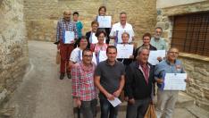 Algunos de los representantes de los establecimientos acreditados posan con sus diplomas.