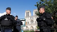 Varios agentes de Policía, en el exterior de Notre Dame, este martes en París.