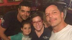 Ricky Martin de tapas por Zaragoza junto a los dueños de La Pilara, en El Tubo