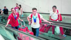 Toni Abadía, Carlos Mayo y el técnico José Luis Mareca, cansados pero sonrientes ayer en la estación de Delicias.