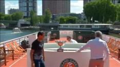 Rafa Nadal pasea por el Sena su Copa de los Mosqueteros más especial