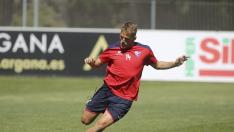 Samu Sáiz se dispone a golpear la pelota durante el entrenamiento de ayer en el IES Pirámide.