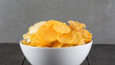 Patatas fritas, palomitas, galletitas saladas y dulces son una trampa para no parar de comer.
