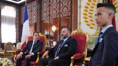 Macron junto al rey Mohamed y su hijo, el príncipe Mulay, este miércoles en Rabat.