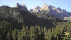 Vista panorámica del ibón chico o ibonet de Batisielles, al fondo las agujas de Ixeia o tucas d´Ixeya.