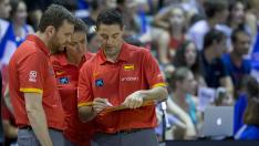 Víctor Lapeña, pizarra en mano, durante el Eurobasket en la República Checa.