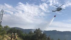 Trabajos de extinción del incendio forestal en el entorno de Yesa, este domingo por la mañana.