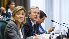 Patricia Cavero, junto al portavoz del PP, Jorge Azcón, en un pleno del Ayuntamiento de Zaragoza.