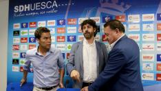 Rubi, nuevo entrenador del Huesca, Emilio Vega, director deportivo y Agustín Lasaosa, presidente.