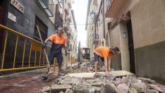 Dos operarios trabajan en la retirada del adoquinado de la calle de San Agustín.