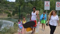 División de opiniones entre los bañistas en el primer día de regulación del salto de Bierge
