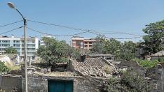 Edificios en semirruina en plena ribera, a la altura de la calle de Lourdes.