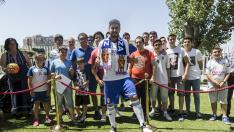 Giorgi Papunashvili posa junto a varios aficionados, ayer, durante su presentación en el restaurante Aura de Zaragoza.