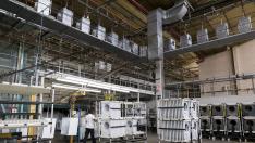 Un operario de la planta de BSH en La Cartuja empuja paneles frontales de lavadoras hacia las líneas de montaje.