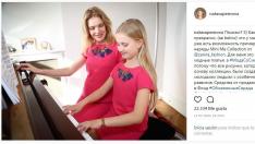 La modelo rusa Natalia Mijáilovna Vodiánova luce el mismo vestido que su hija.