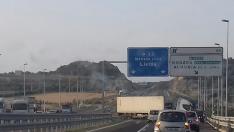 El conductor perdió el control del turismo y quedó cruzado en mitad de la calzada.