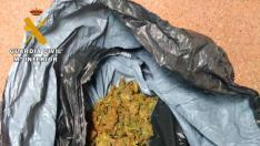 Se halló una caja de cartón con 1.466 gramos de cogollos de marihuana.