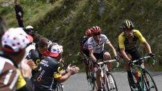 Roglic, ganador de la etapa, delante de Contador en un momento de la escapada.