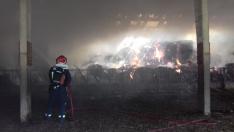 Los bomberos se afanaron en sofocar las llamas de la nave de Navarri.