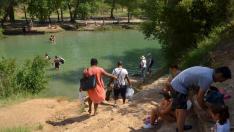 Algunos bañistas que acuden al salto de Bierge cruzan el río para encontrar el mejor sitio.