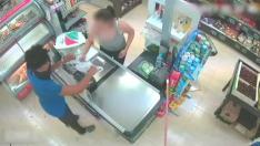 Detenida la cajera de un supermercado por ser cómplice en un robo