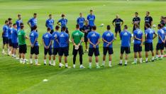 La plantilla del Real Zaragoza, alrededor del entrenador, Natxo González.