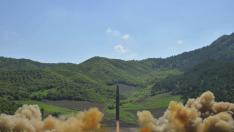 Corea del Norte lanza un misil hacia el Mar de Japón.