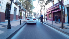Adelantamiento a un ciclista en la calle de Don Jaime de Zaragoza.