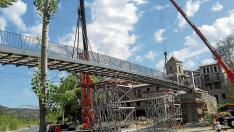 Puente de Montañana ultima su nueva pasarela, clausurada en febrero por peligro de derrumbe