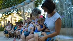 Semana Mundial de la Lactancia Materna. En la imagen, varias mamás de Huesca dando el pecho a sus bebés.