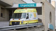 Una ambulancia de transporte sanitario urgente sale del hospital Miguel Servet.