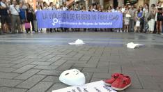 Un cartel con el nombre, la edad y la fecha de su defunción, junto a una máscara y unos zapatos, recuerdan, durante la concentración celebrada esta mañana en Valladolid, a la niña Sara de 4 años, que falleció el pasado jueves tras haber sufrido malos tratos y agresión sexual.