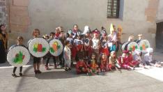 Los niños de Fuentes de Rubielos, en la exhibición del concurso de disfraces celebrado ayer.