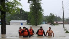 Los servicios de rescate evacuan a un hombre durante las fuertes inundaciones.