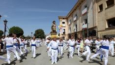 Los danzantes interpretan el baile de San Roque por las calles de Calamocha en dos filas con la imagen del santo en el centro.