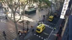 Efectivos de emergencia en las Ramblas tras el atropello múltiple en Barcelona.