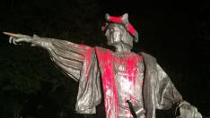 La escultura apareció cubierta de pintura roja.